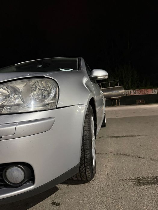 Vand sau schimb Volkswagen Golf 5 preț negociabil pt ca îmi pierde ulei pe la turbo