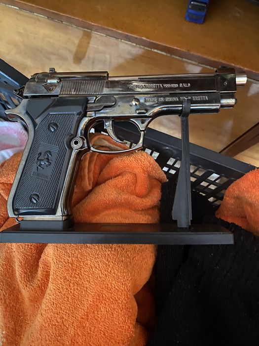 Pistol bricheta