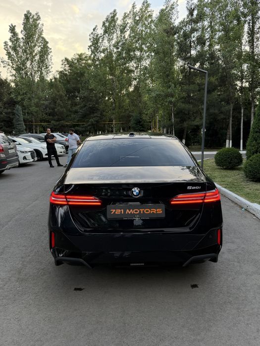 Bmw 530i M- paket 2025 yil Benzin Gibrid  5 litr rasxod qiladi