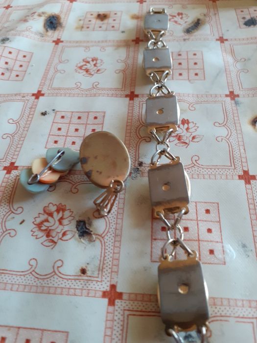 Бижутерия.  Гривна с хубави  камъни. Висулка с камък. И брожка.Има и о