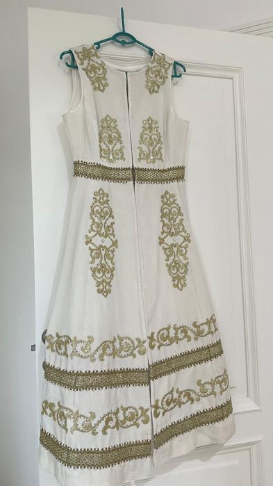 Тёплое нарядное платье с перьями