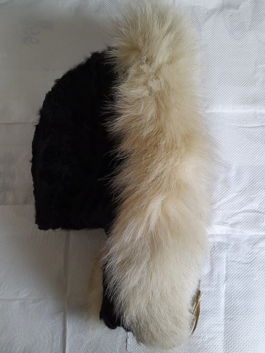 Caciula blana astrahan cu vulpe polara