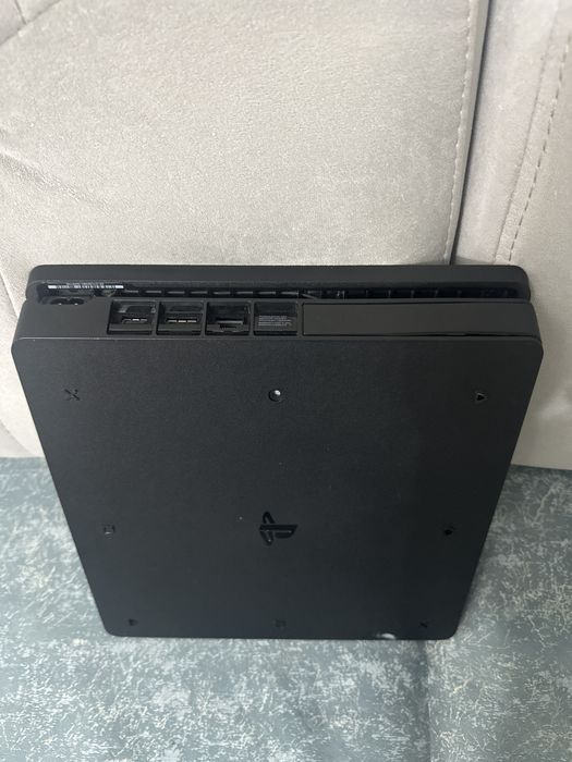 Продам PlayStation 4 slim