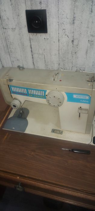 Машинка швейная б/у