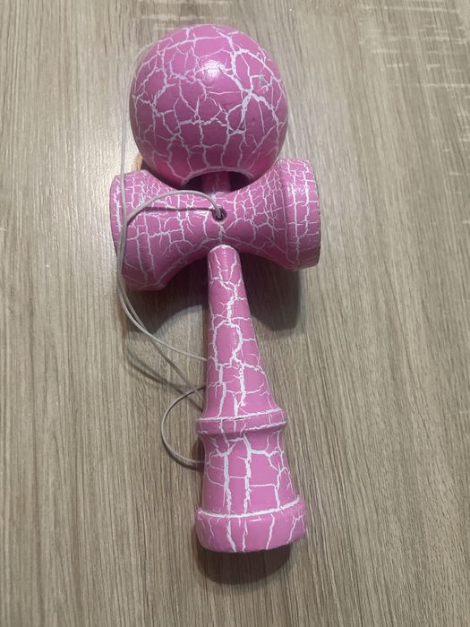 Kendama roz cu alb