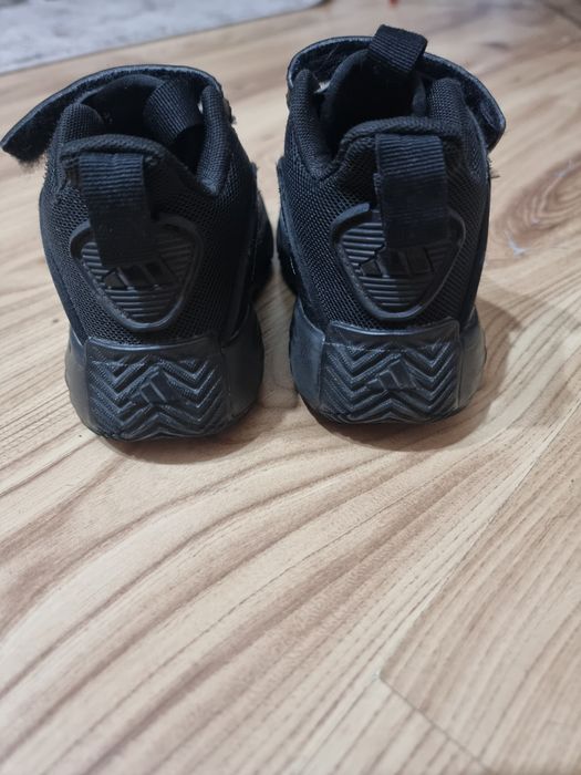 Продавам детски  кецове Адидас