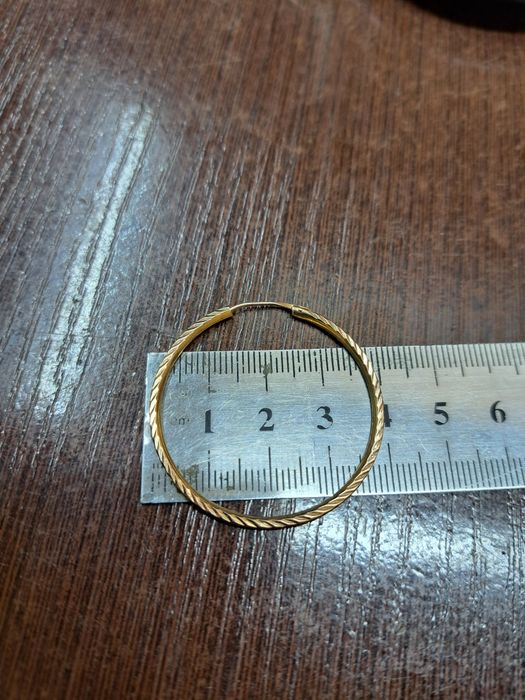 Продам золотые серьги