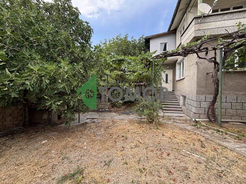 Двуетажна къща на плоча в кв. Самара 1