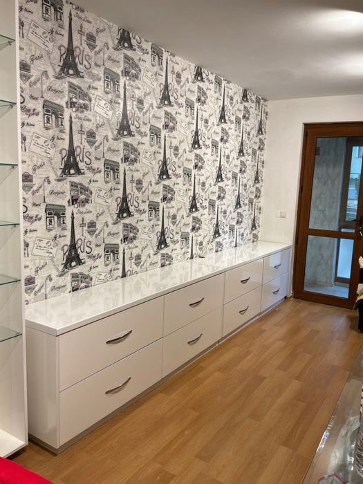 витрина бяла и стъклена дизайн и секция