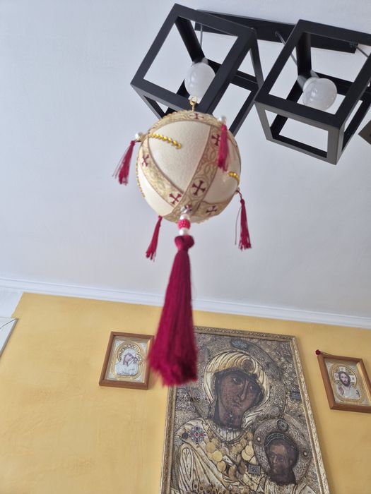 Ou de struț - policandru ( candelabru), biserică