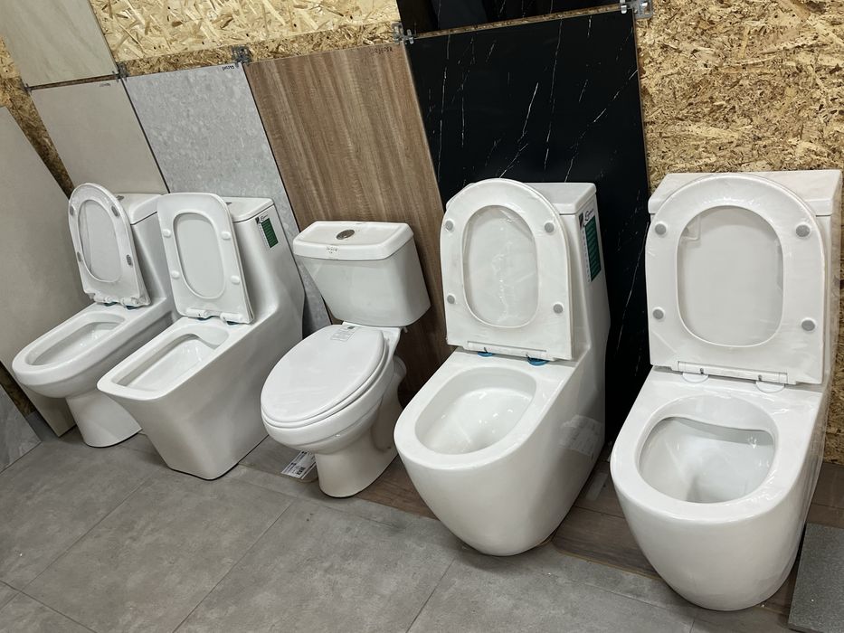 Унитазы в ассортименте