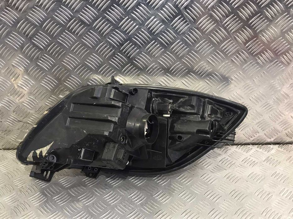 Ляв фар Toyota Yaris 2008г.(липсващи щипки)