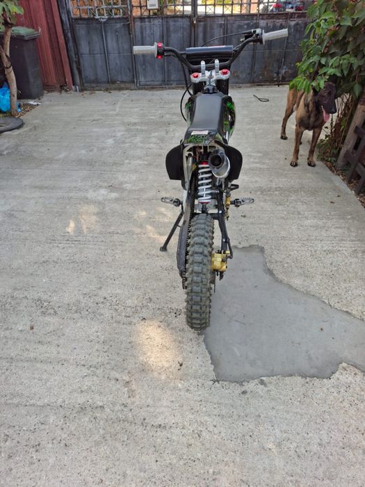 Vand enduro cu motor de 125cc,automat,dimensiunea rotilor este de17/14
