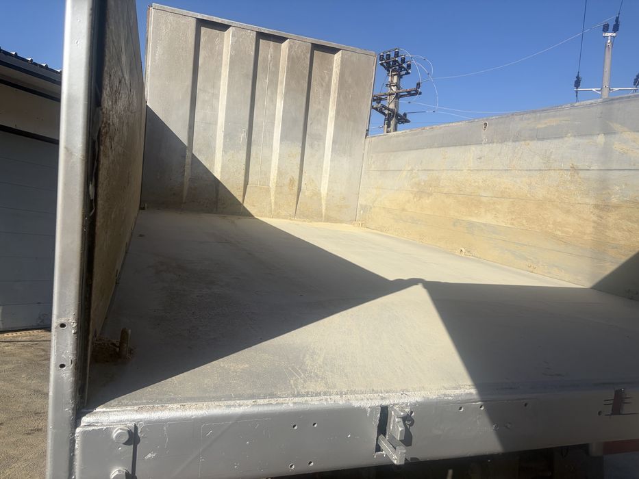 Vand scania basculabila pe 3 parti 4x2