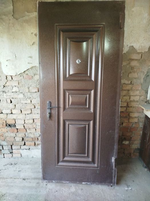 Дверь металическая в хорошем состоянии