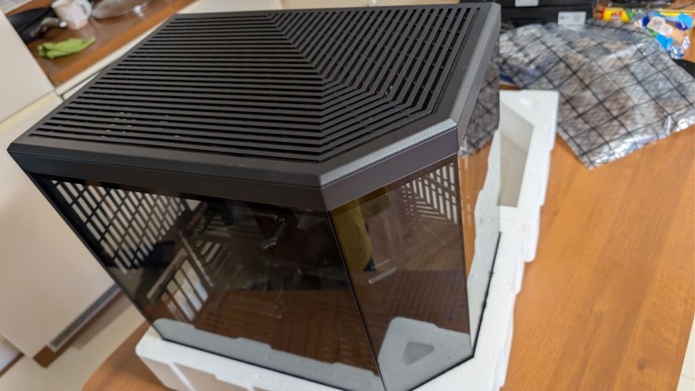 Компютърна кутия Hyte Y70