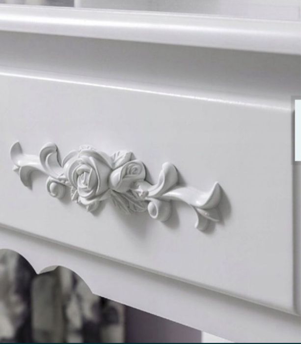 Продавам бяла тоалетка с огледало