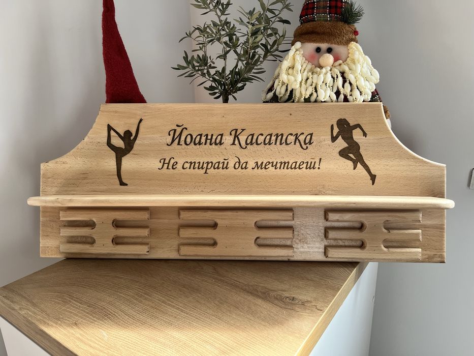 Поставки за купи и медали от масив