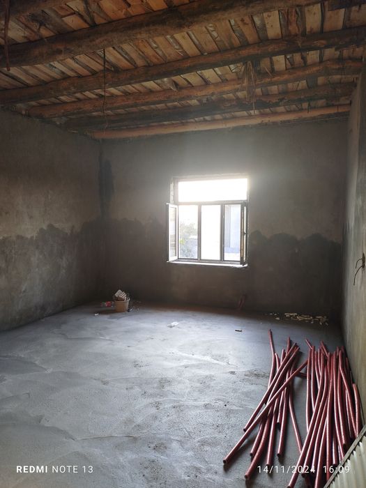 Uy sotiladi 8 Xona + padval  250kv