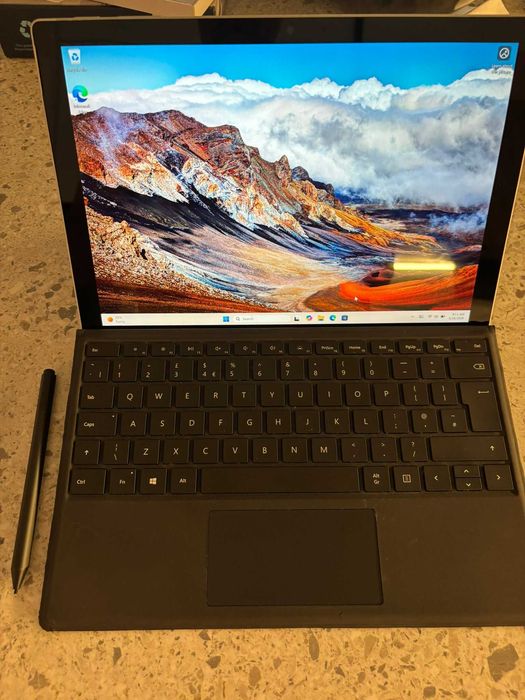 Microsoft Surface Pro + Type Cover + Surface Pen + Зарядно