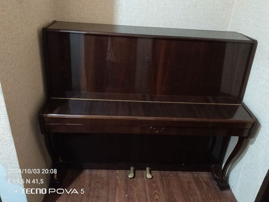 Продается пианино ЛАСТОЧКА в отличном состоянии.имеется паспорт