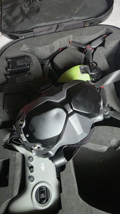 Vând dronă DJI FPV