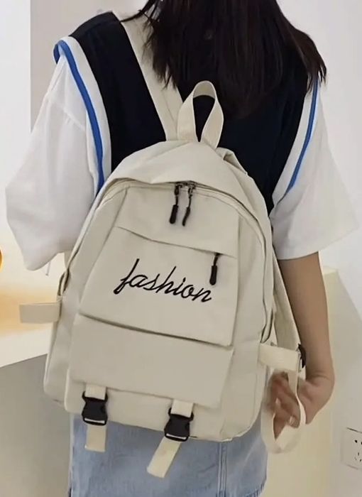 Модерна бежово раница с надпис Fashion- практична и стилна