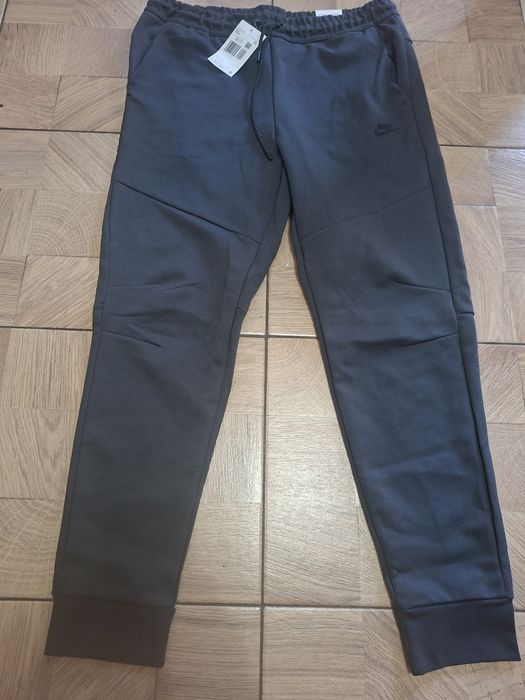 Pantaloni Nike pentru bărbați ,nou cu etichetă,de culoare gri