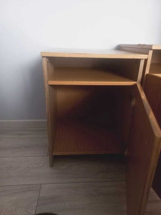 Две не дорогие тумбочки.