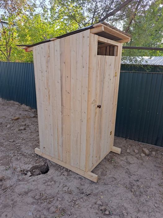 Уличный туалет--"