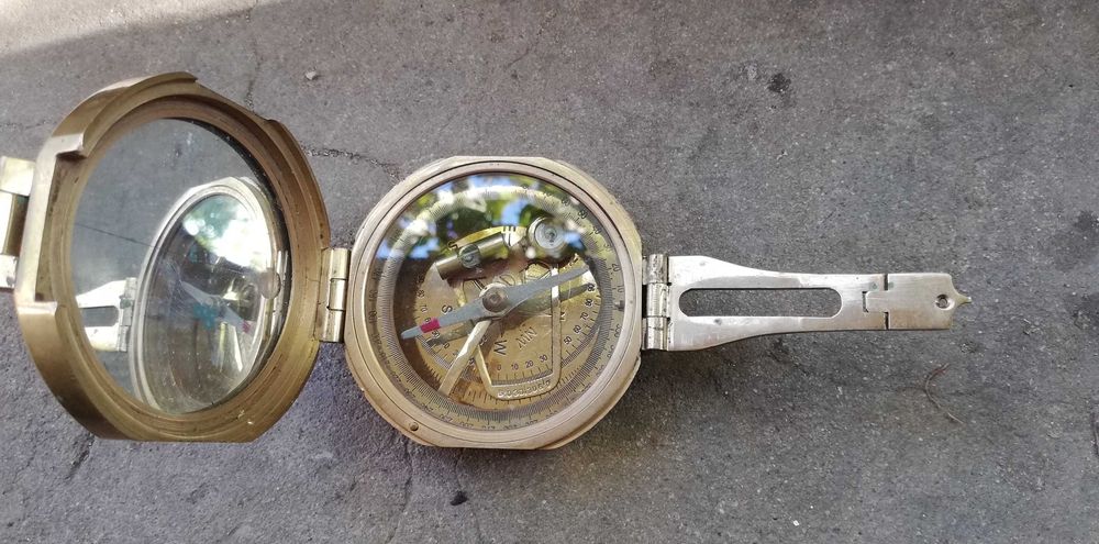 Стар компас, бронзов. В отлично състояние.