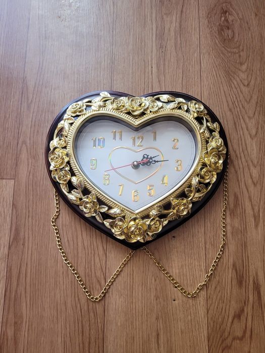 Часы настенные в форме сердца