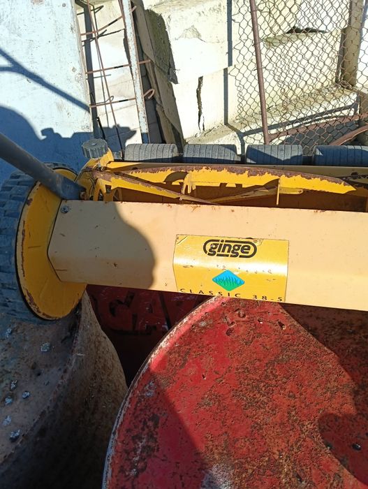 Mașină tăiat iarbă manuală