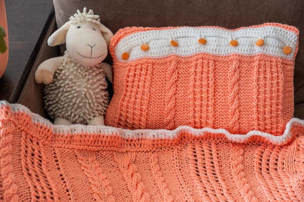 Оранжево детско одеалце + калъвчица с плетеници