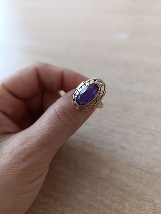 Тилла узук сотилади