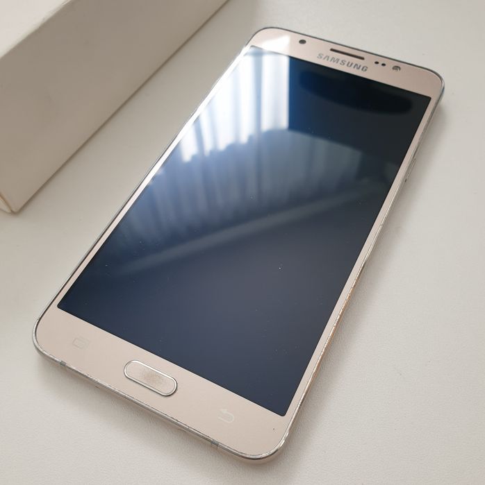 Сотовый телефон Samsung Galaxy J7