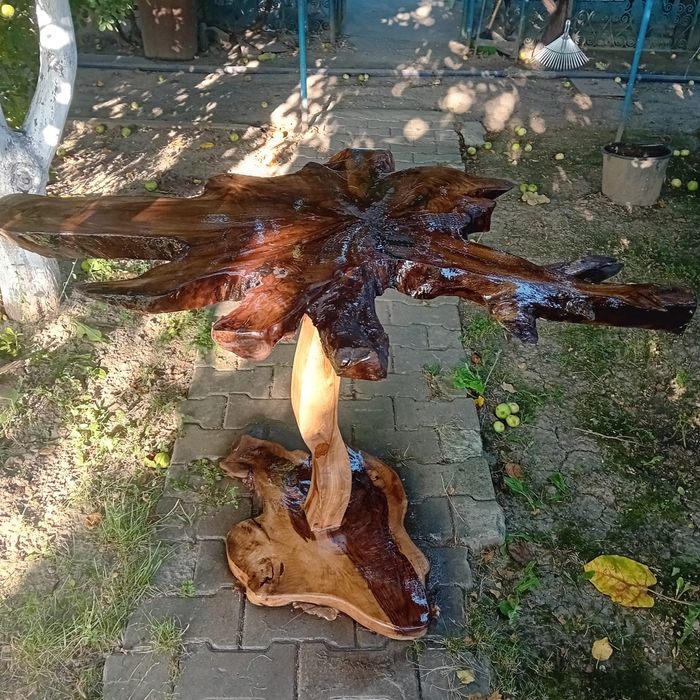 Masa din rădăcină secționata din lemn de nuc