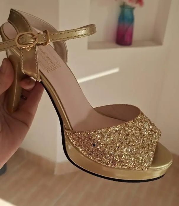 Pantofi noi aurii nr 35