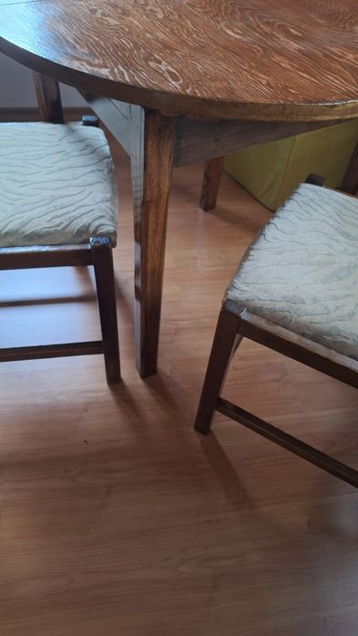 Кръгла кухненска маса и 4 стола от масив