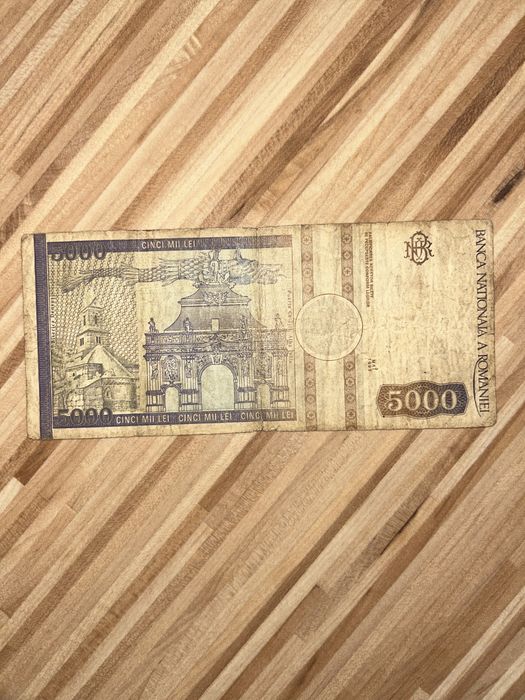 Bancote vechi de cinci mii lei, cinci sute lei, una mie lei.
