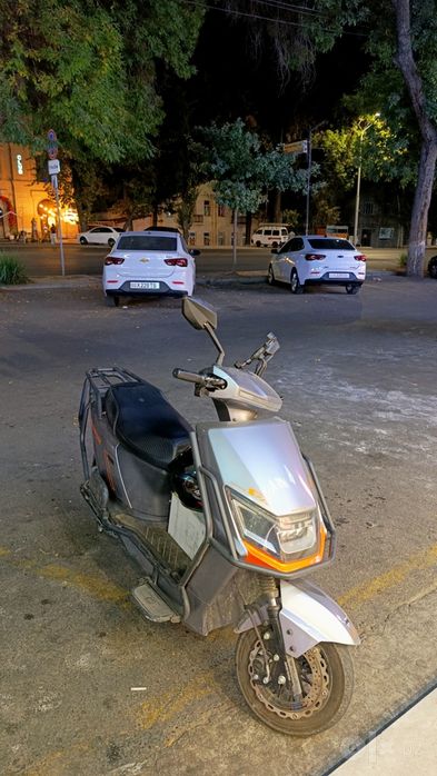 Skuter elektron 100 km yuradi