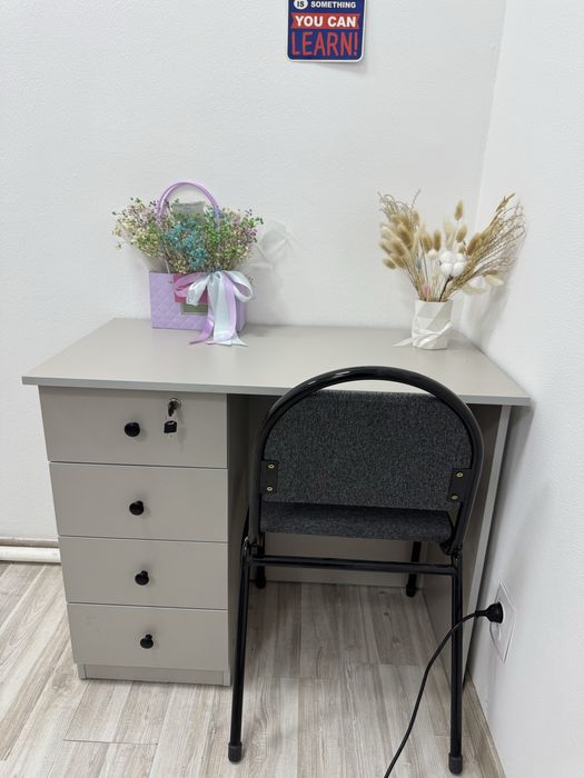 Рабочий стол с ключами для полки