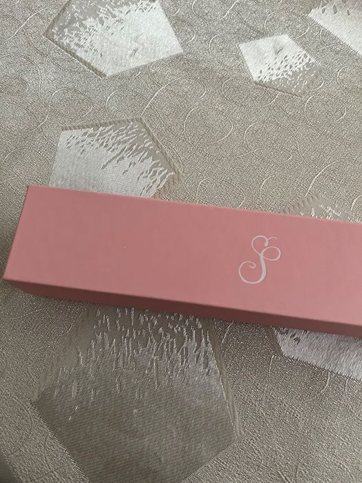 Нежна сребърна гривна с камъни