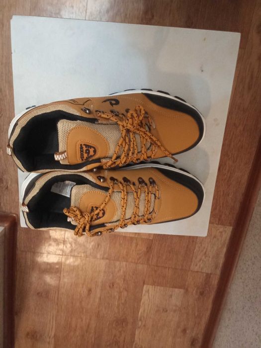 Трекинговые кроссовки для похода