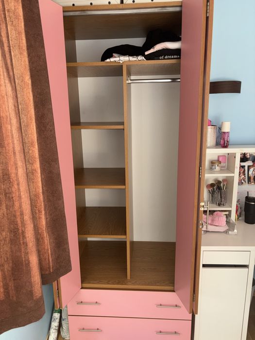 Гардероб по поръчка с рафтове, лост за закачалки и чекмеджета