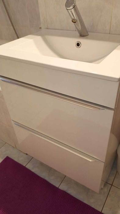 Ghiuveta cu mobilier din mdf inclus in stare foarte buna fara defecte