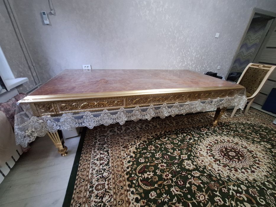 Стол  с 10 стульями в классическом стиле