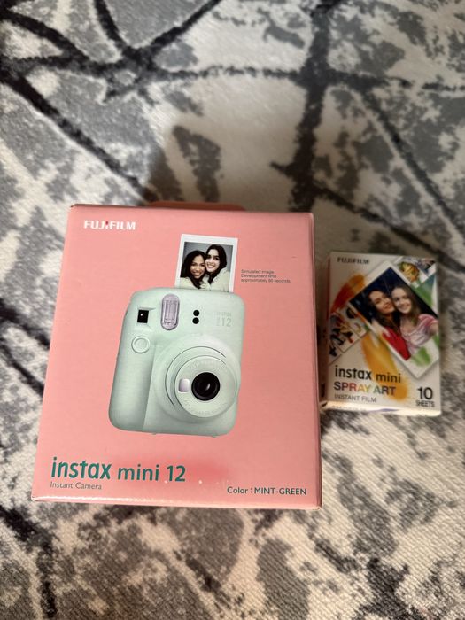 Camera instant Fujifilm Instax Mini 12 sigilată + film inclus | Nouă, cadou