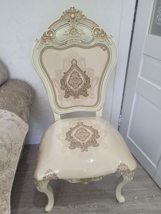 Стол со стульями