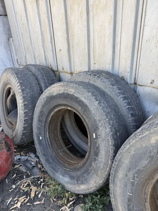 Продам резину 10 Р 20 на камаз
